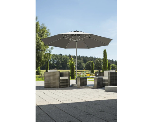 Ein großer grauer Sonnenschirm steht über einer Sitzgruppe aus zwei grauen Rattansesseln mit Polstern und einem passenden Tisch auf einer Terrasse.