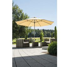 Beiger Sonnenschirm und graue Polyrattan-Gartenmöbel auf einer gepflasterten Terrasse in einem Garten.