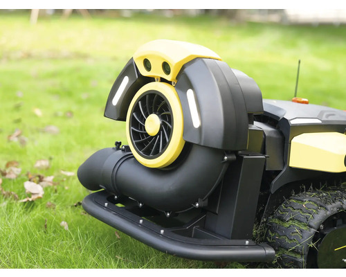 Gelber Mähroboter mit Laubbläser-Aufsatz, Ventilator und Kamera-Sensoren auf einer Rasenfläche.