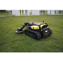 Yarbo Mähroboter mit Kettenantrieb und seitlichem Trimmer-Aufsatz auf einer Rasenfläche.