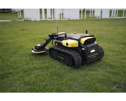Yarbo Mähroboter mit Kettenantrieb und seitlichem Trimmer-Aufsatz auf einer Rasenfläche.