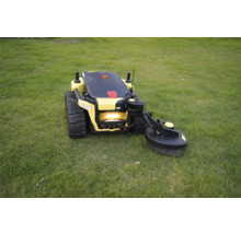 Gelber Mähroboter mit Raupenantrieb und seitlichem Trimmerarm auf einer Rasenfläche.