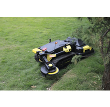 Mähroboter Yarbo mit Trimmaufsatz und Raupenantrieb auf einer grünen Rasenfläche.