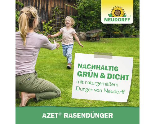 Kind läuft auf Rasen zur Frau. Neudorff Logo. Text: Nachhaltig grün und dicht mit naturgemäßem Dünger von Neudorff, Azet Rasendünger.