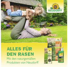 Frau und Kind spielen auf einer grünen Rasenfläche mit Neudorff Rasen-Reparatur Lücken-Los, Rasendünger und Moos-Entferner.