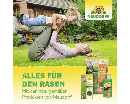 Frau und Kind spielen auf einer grünen Rasenfläche mit Neudorff Rasen-Reparatur Lücken-Los, Rasendünger und Moos-Entferner.