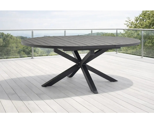 Runder Gartentisch aus Metall mit Tischplatte in Lattenoptik und gekreuztem Sternfuß auf einer Terrasse.