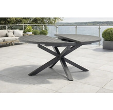 Ausziehbarer runder Gartentisch mit X-Gestell und Lamellen-Tischplatte auf einer Terrasse.