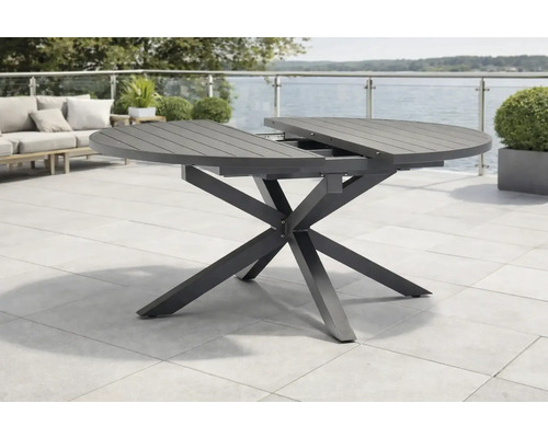 Ausziehbarer runder Gartentisch mit X-Gestell und Lamellen-Tischplatte auf einer Terrasse.