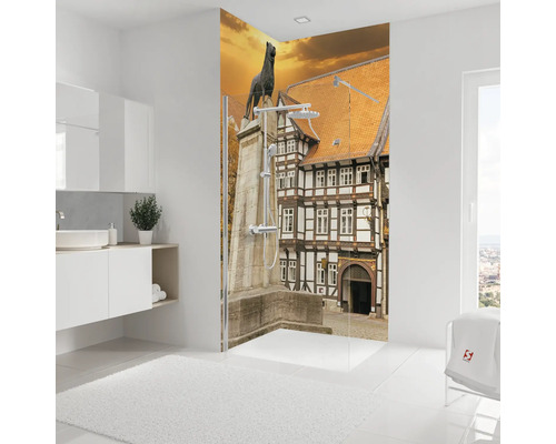 Begehbare Dusche mit Rückwand-Motiv eines Fachwerkhauses und Denkmals in einem hellen, modernen Badezimmer mit weißem Waschtisch.