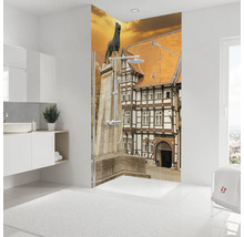Helles, modernes Badezimmer mit einer bodenebenen Walk-in-Dusche, deren Rückwand ein fotorealistisches Motiv eines Fachwerkhauses zeigt.