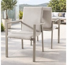 Zwei moderne Gartenstühle mit Armlehnen, Metallgestell und Textilpolsterung auf einer hellen, weitläufigen Terrasse.