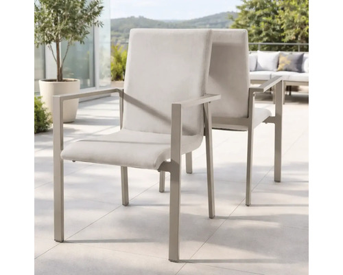 Zwei moderne Gartenstühle mit Armlehnen, Metallgestell und Textilpolsterung auf einer hellen, weitläufigen Terrasse.