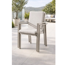 Stapelbare Gartenstühle mit Metallgestell und Polsterauflagen auf einer Terrasse.