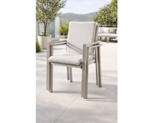 Stapelbare Gartenstühle mit Metallgestell und Polsterauflagen auf einer Terrasse.