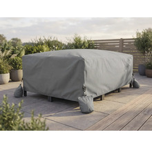Wetterfeste Abdeckhaube für Gartenmöbel auf einer hellen Terrasse, mit Sandgewichten an den Ecken gesichert.