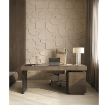 Modernes Arbeitszimmer mit 3D-Wandpaneelen in geometrischem Design, Holzschreibtisch, hellem Bürostuhl und Tischlampe.