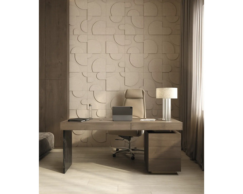 Modernes Arbeitszimmer mit 3D-Wandpaneelen in geometrischem Design, Holzschreibtisch, hellem Bürostuhl und Tischlampe.