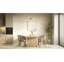 Modernes Esszimmer mit massivem Holztisch, vier Stühlen mit Rattangeflecht, Pendelleuchte und minimalistischer Wandkunst.