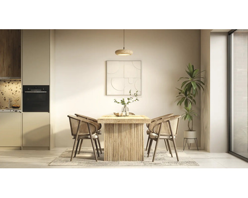 Modernes Esszimmer mit massivem Holztisch, vier Stühlen mit Rattangeflecht, Pendelleuchte und minimalistischer Wandkunst.