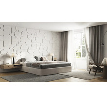 Modernes Schlafzimmer mit geometrischen dreidimensionalen Wandpaneelen hinter einem großen Doppelbett, grauen Teppichen und hellen Vorhängen.
