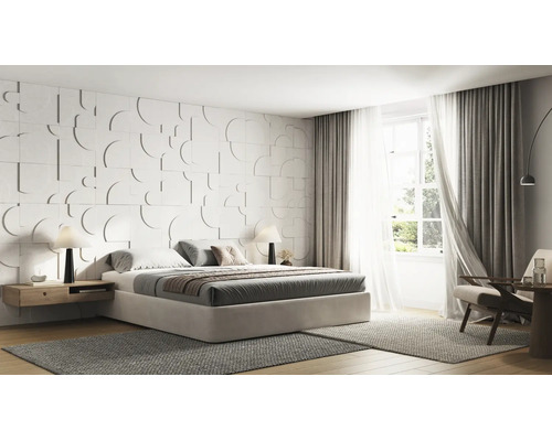 Modernes Schlafzimmer mit geometrischen dreidimensionalen Wandpaneelen hinter einem großen Doppelbett, grauen Teppichen und hellen Vorhängen.