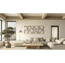 Helles, minimalistisches Wohnzimmer mit beigem Ecksofa, hölzernem Couchtisch, Deckenbalken aus Holz und abstrakter Wandkunst.