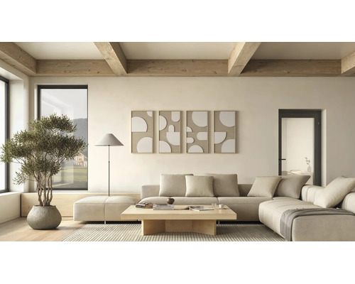 Helles, minimalistisches Wohnzimmer mit beigem Ecksofa, hölzernem Couchtisch, Deckenbalken aus Holz und abstrakter Wandkunst.