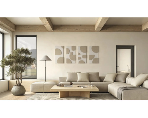 Hell eingerichtetes Wohnzimmer mit hellem Ecksofa, Holztisch, Wandbildern, Stehlampe, Olivenbaum und Holzbalken an der Decke.