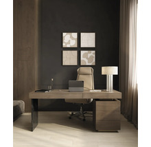 Modernes Arbeitszimmer mit Holzschreibtisch, beige gepolstertem Bürostuhl und dunkelgrauer Wand mit abstrakter Wanddekoration.