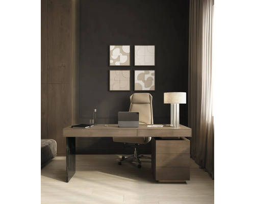 Modernes Arbeitszimmer mit Holzschreibtisch, beige gepolstertem Bürostuhl und dunkelgrauer Wand mit abstrakter Wanddekoration.
