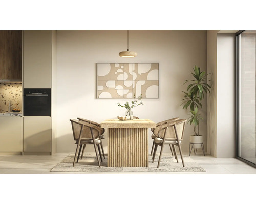 Moderner Essbereich mit massivem Holztisch, vier Rattanstühlen, Wandbild und Zimmerpflanze auf einem gemusterten Teppich.