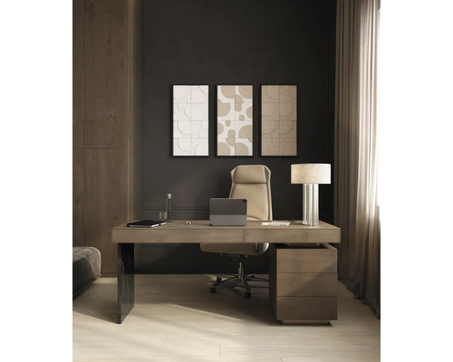 Modernes Heimbüro mit Holzschreibtisch, ergonomischem Bürostuhl, dreiteiliger Wandkunst und einer Tischlampe in organisierter Atmosphäre.