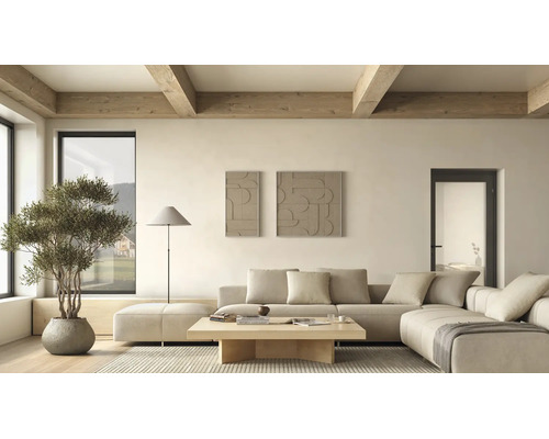 Heller Wohnraum mit Modulsofa, Holztisch auf Streifenteppich, Stehlampe, Olivenbaum, Deckenbalken aus Holz und abstrakter Wandkunst.