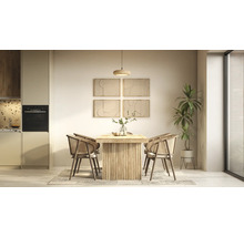 Moderner Essbereich mit massivem Holztisch, vier Rattanstühlen, dekorativen Wandbildern und einer hellen Küche im Hintergrund.