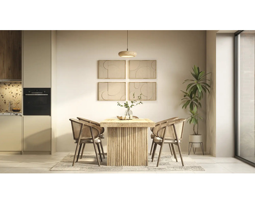 Moderner Essbereich mit massivem Holztisch, vier Rattanstühlen, dekorativen Wandbildern und einer hellen Küche im Hintergrund.