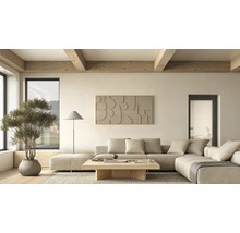 Modernes helles Wohnzimmer mit Ecksofa Holztisch Olivenbaum und Stehleuchte. Sichtbare Holzbalken an der Decke und Relief-Wandkunst.