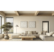 Helles minimalistisches Wohnzimmer mit beigem Ecksofa, Couchtisch aus Holz, Stehleuchte und Wandbildern. Sichtbare Deckenbalken aus Holz.
