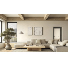 Modernes, helles Wohnzimmer mit beigem Ecksofa, Couchtisch aus hellem Holz und sichtbaren Deckenbalken aus Holz sowie abstrakter Wandkunst.