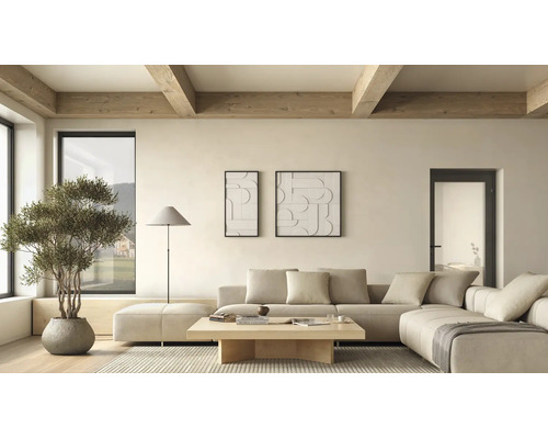 Modernes, helles Wohnzimmer mit beigem Ecksofa, Couchtisch aus hellem Holz und sichtbaren Deckenbalken aus Holz sowie abstrakter Wandkunst.