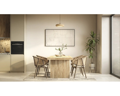 Hell gestalteter Essbereich mit massivem Holz-Esstisch, vier Rattan-Stühlen, runder Pendelleuchte aus Holz und großem Relief-Wandbild.