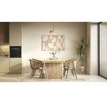 Heller, minimalistischer Essbereich mit einem Holztisch mit Lamellengestell, vier Rattanstühlen, abstrakter Wandkunst und einer Zimmerpflanze.
