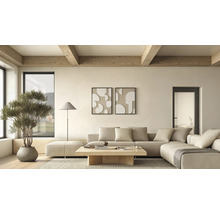 Helles, modernes Wohnzimmer mit beigem Ecksofa, Couchtisch aus hellem Holz, hölzernen Deckenbalken, gestreiftem Teppich und einem Olivenbaum im Topf.