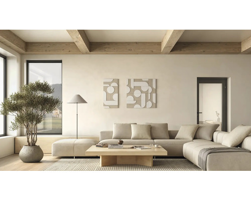 Helles Wohnzimmer mit beigem Modulsofa, hölzernem Couchtisch, Olivenbaum im Topf, Stehlampe und hölzernen Deckenbalken in modernem Stil.