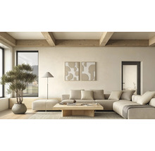 Helles Wohnzimmer mit beigem Ecksofa, Holztisch, großer Zimmerpflanze, abstrakten Wandbildern und rustikalen Deckenbalken aus Holz.