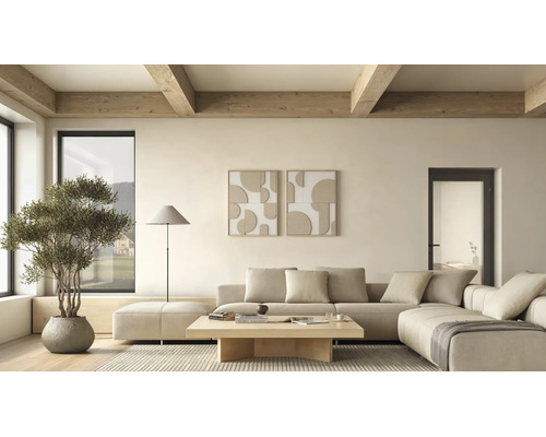 Helles Wohnzimmer mit beigem Ecksofa, Holztisch, großer Zimmerpflanze, abstrakten Wandbildern und rustikalen Deckenbalken aus Holz.