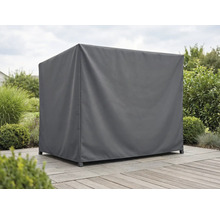 Wetterfeste Schutzhülle aus Textil für Gartenmöbel auf einer hellen, gepflegten Terrasse mit Holzdeck und Steinplatten inmitten eines Gartens.