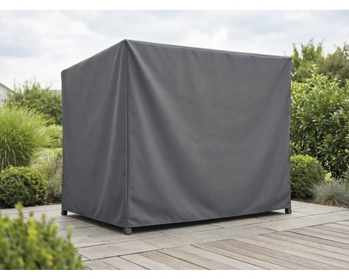 Wetterfeste Schutzhülle aus Textil für Gartenmöbel auf einer hellen, gepflegten Terrasse mit Holzdeck und Steinplatten inmitten eines Gartens.