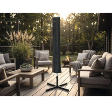 Schutzhülle für Sonnenschirme auf einer modernen Holzterrasse mit Gartenmöbeln, Lichterketten und einer Feuerstelle im Hintergrund.