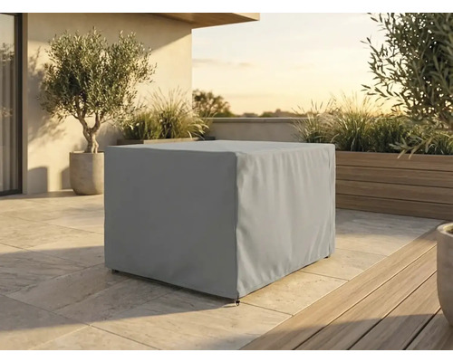 Rechteckige Schutzhülle für Gartenmöbel auf einer Terrasse mit Topfpflanzen und Steinboden im Tageslicht.
